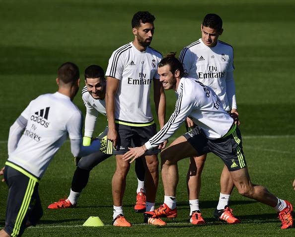 Real Madrid's defender Alvaro Arbeloa (L), Real Madrid's Welsh forward Gareth Bale (C) and Real Madrid's Colombian midfielder James Rodriguez (R) practice during a training session at Valdebebas Sport City in Madrid on November 7, 2015 on the eve of their Liga's football match against Sevilla. AFP PHOTO/ PIERRE-PHILIPPE MARCOU        (Photo credit should read PIERRE-PHILIPPE MARCOU/AFP/Getty Images)