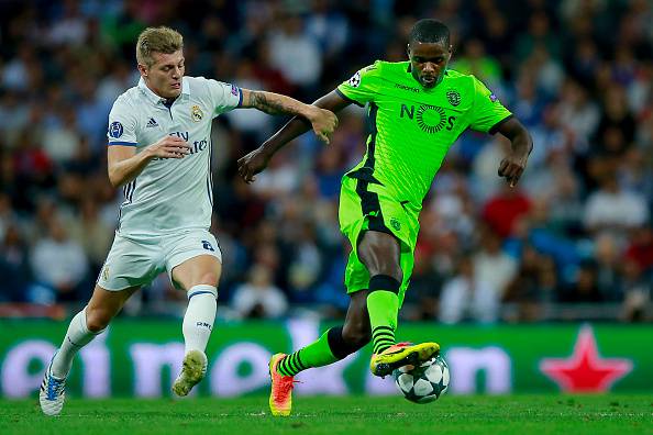 MADRID, SPAIN - SEPTEMBER 14: Toni Kroos (L) of Real Madrid CF competes for the ball with William Carvalho (R) of Sporting CP during the UEFA Champions League group stage match between Real Madrid CF and Sporting Clube de Portugal at Santiago Bernabeu stadium on September 14, 2016 in Madrid, Spain. (Photo by Gonzalo Arroyo Moreno/Getty Images)