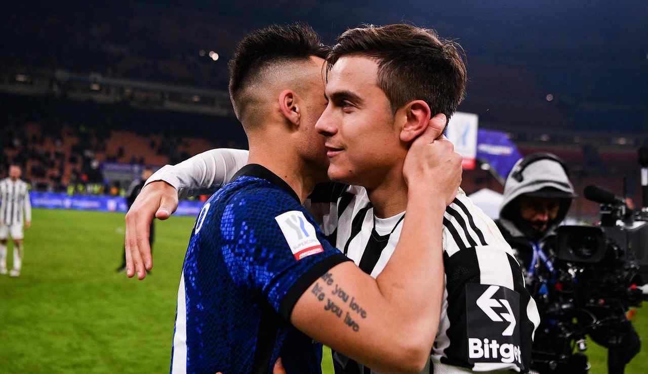 Lautaro Martinez e Paulo Dybala si abbracciano