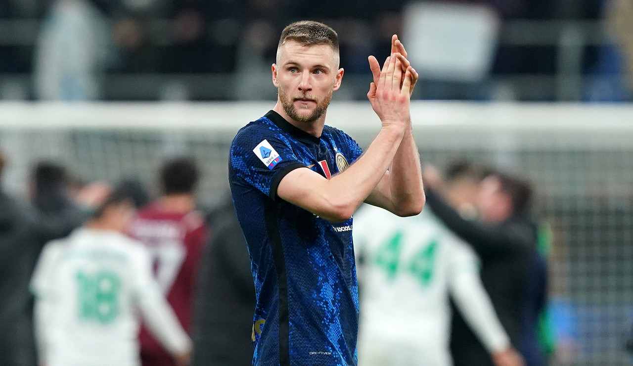 Milan Skriniar applaude