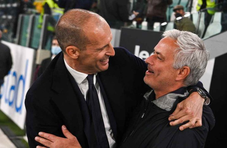 Massimiliano Allegri e Jose Mourinho si abbracciano