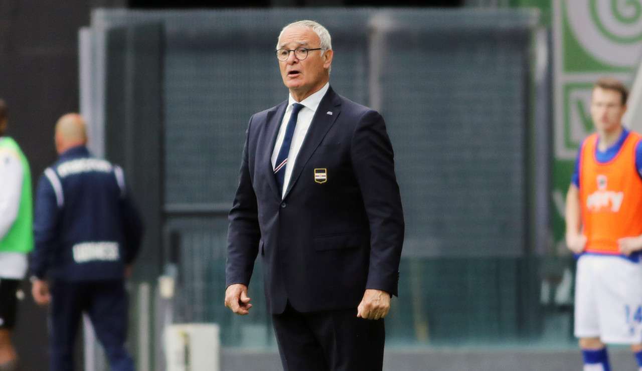 Claudio Ranieri in piedi