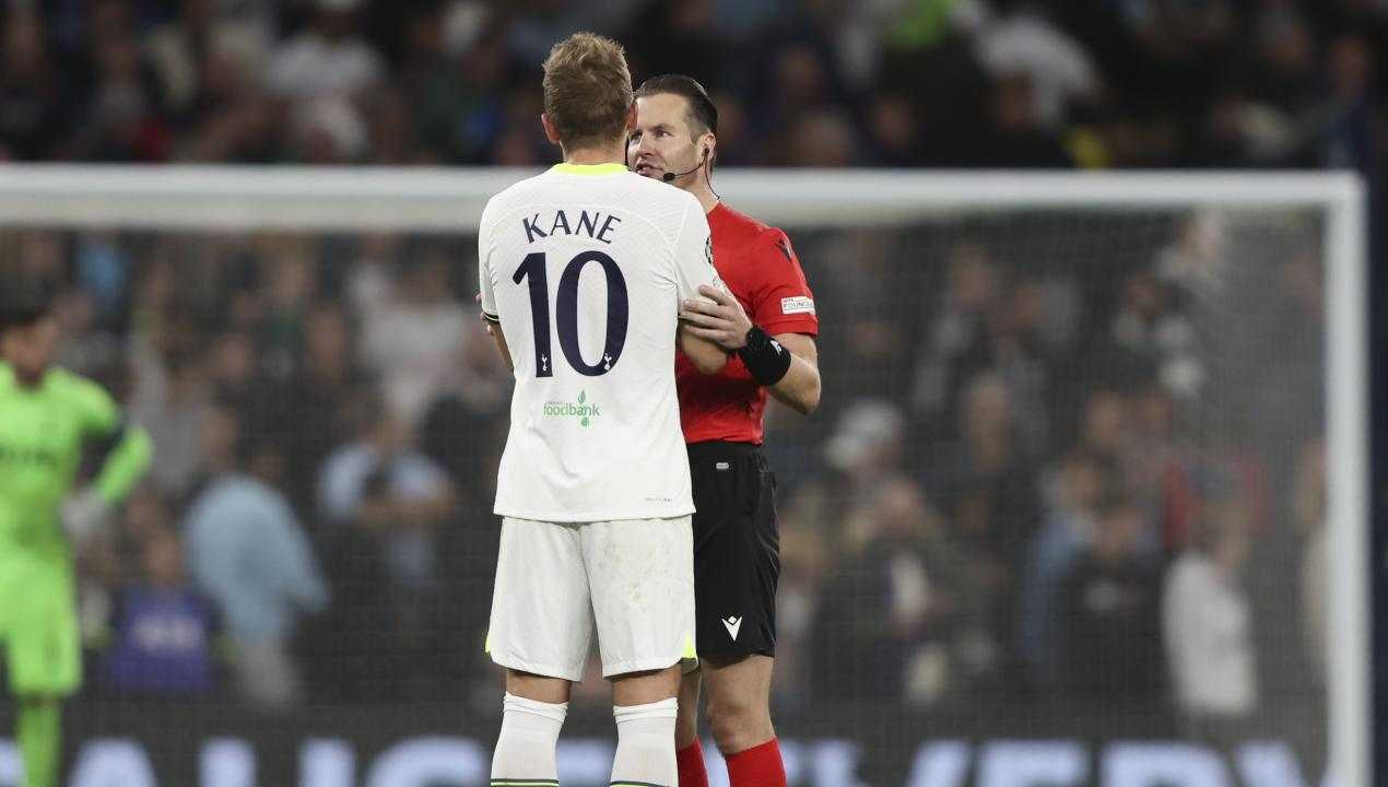 Conte infuriato per il gol annullato a Kane