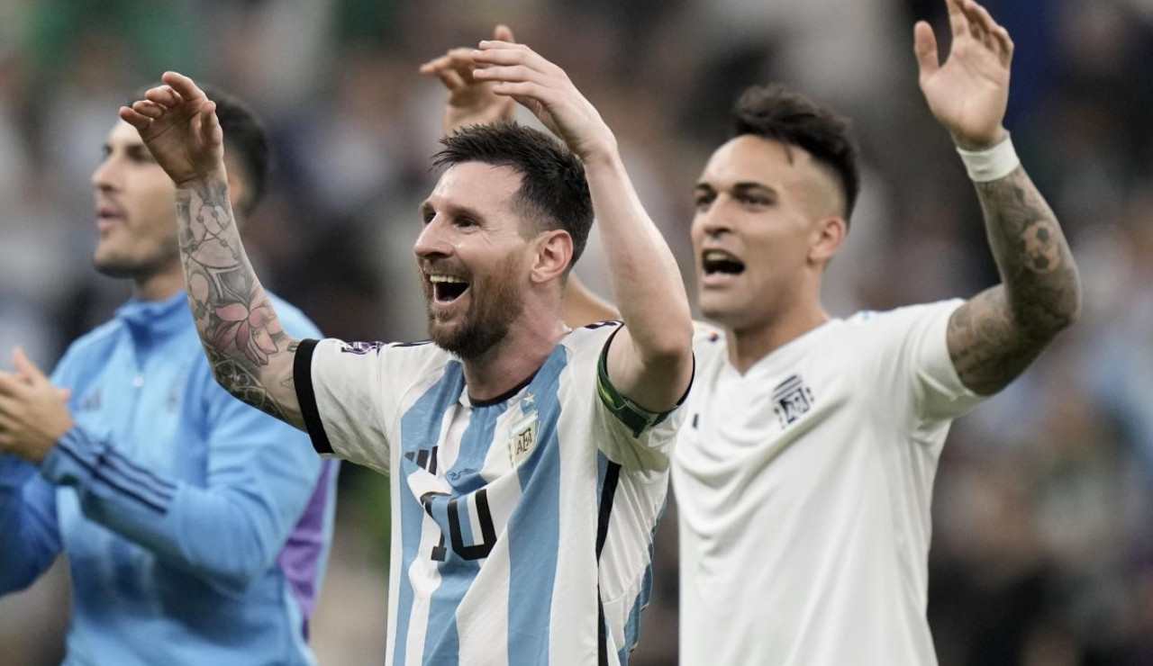 Leo Messi e Lautaro Martinez esultano
