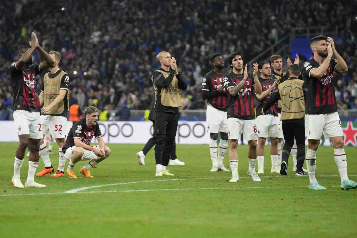 Giocatori del Milan applaudono i tifosi