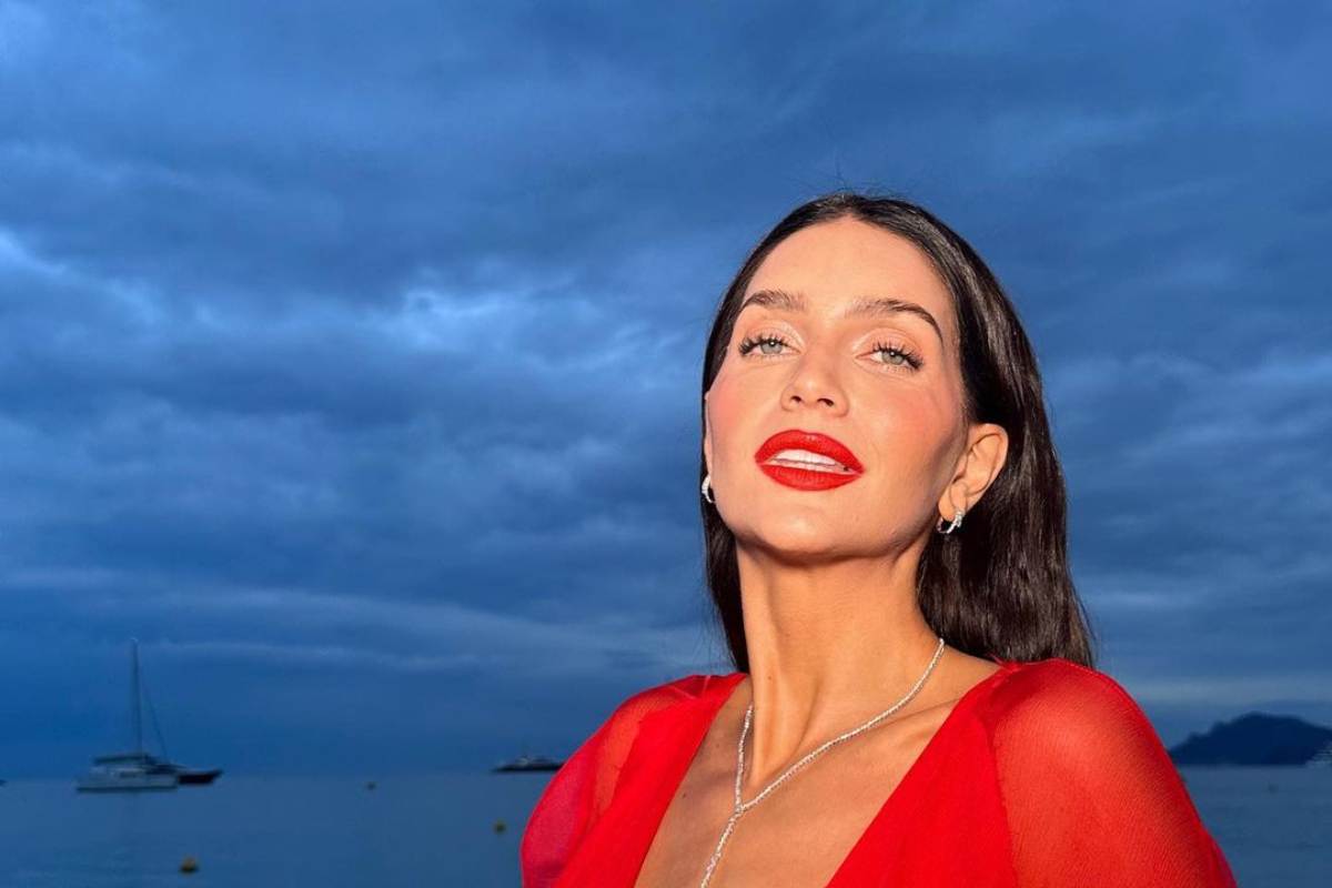 Zaira Nara incanta Cannes con il suo outfit molto audace.