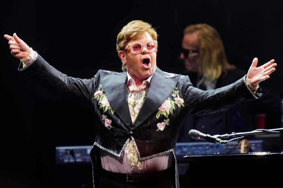 Elton John durante un concerto 