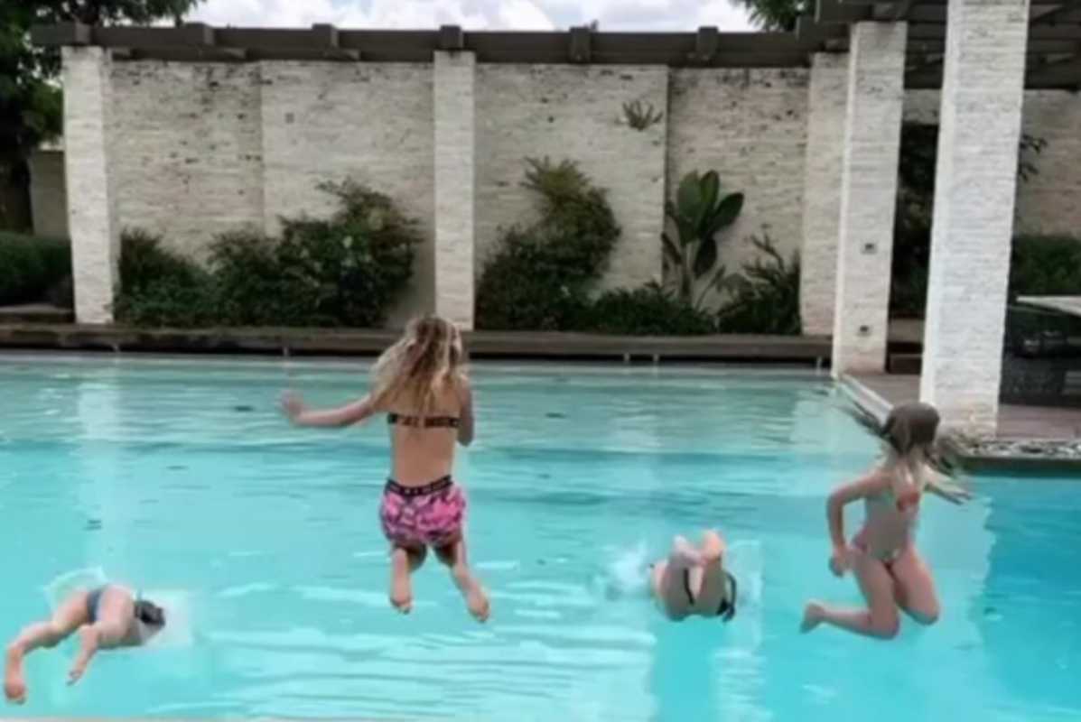 Ilary si gode la piscina