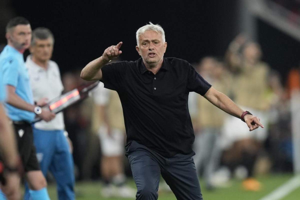 Le proteste di Mourinho nella finale contro il Siviglia