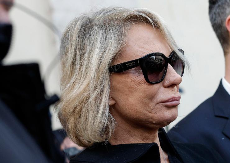 Funerali Berlusconi, Maria De Filippi è irriconoscibile