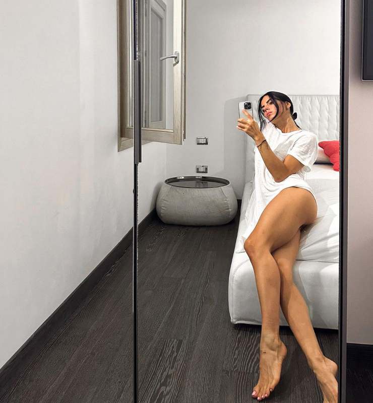 Shaila Gatta toglie il fiato: il selfie allo specchio è bollente