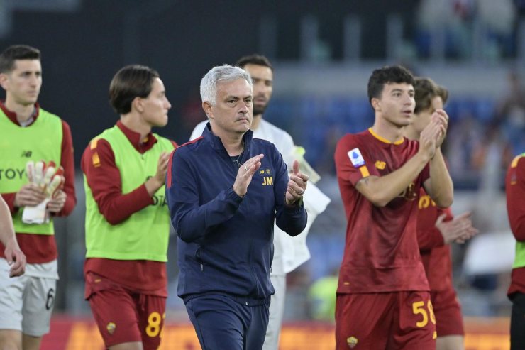 Jose Mourinho applaude i tifosi