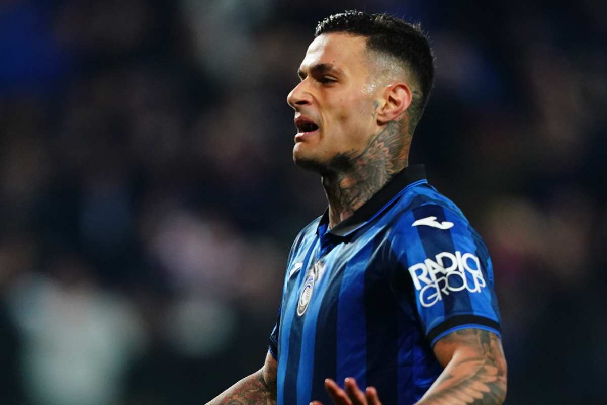 Scamacca in campo sofferente