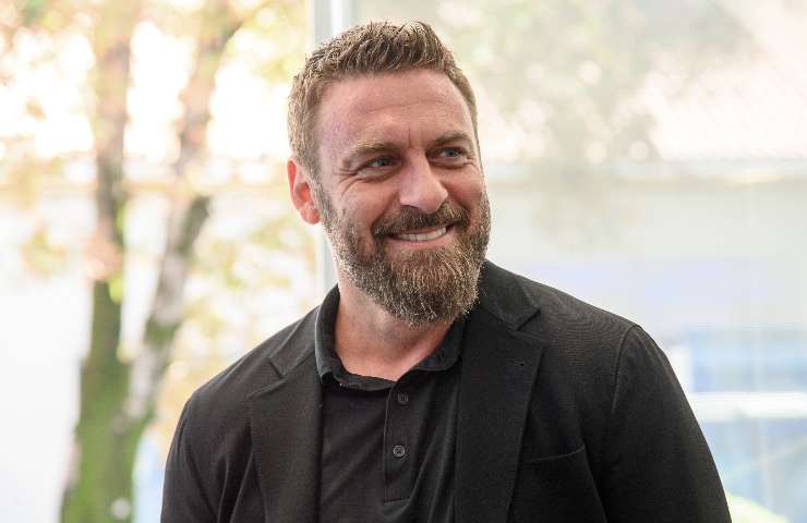 De Rossi sorridente