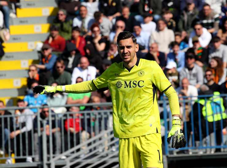 Meret dà le indicazioni