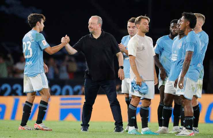 Benitez con i suoi calciatori