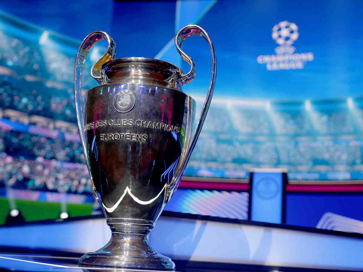 la Coppa della Champions League in esposizione