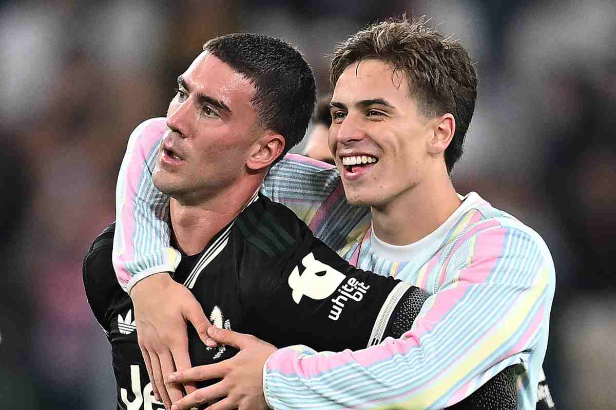 Dusan Vlahovic e Kenan Yildiz abbracciati 