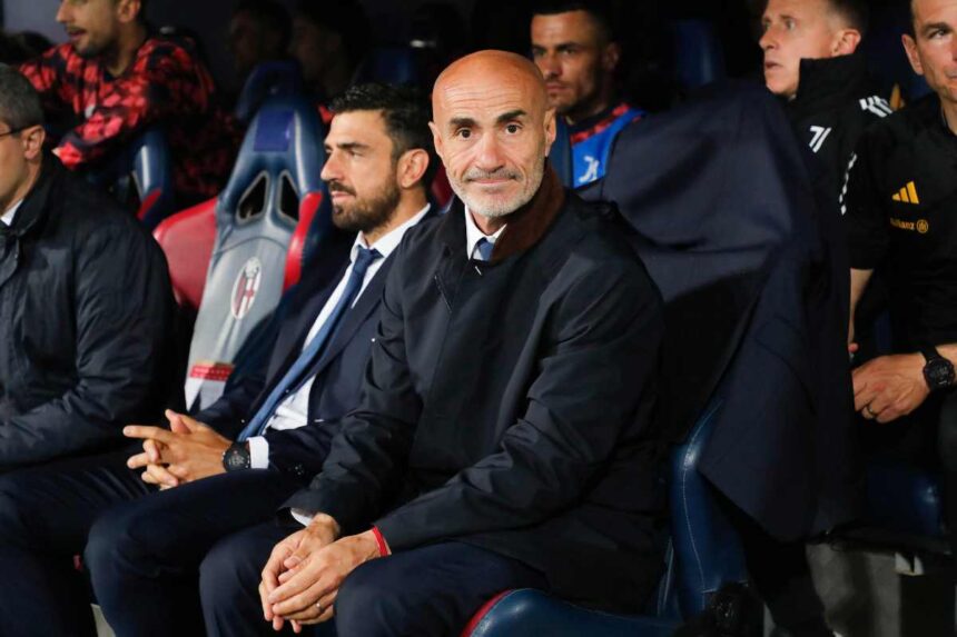 Paolo Montero seduto in panchina