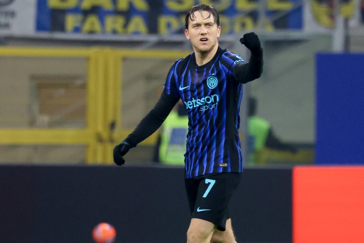 Piotr Zielinski in campo fa un cenno