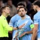 Bernardo Silvia in campo con altri giocatori e l'arbitro