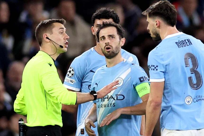 Bernardo Silvia in campo con altri giocatori e l'arbitro