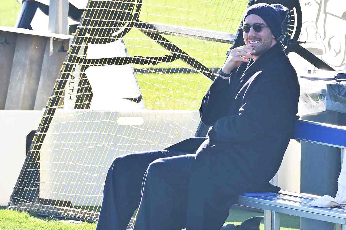 Dusan Vlahovic seduto in panchina