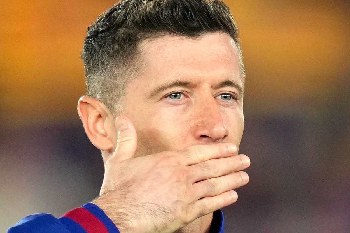 Lewandowski che porta la mano alle labbra per mandare un bacio