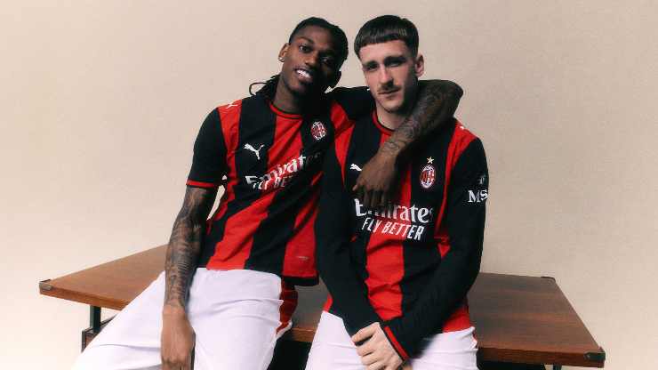 Leao e Saelemaekers posano con la nuova maglia