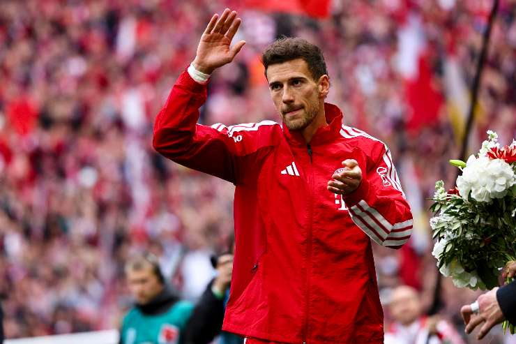 Leon Goretzka saluta il Bayern