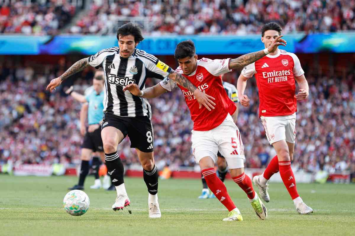 Sandro Tonali in azione con il Newcastle