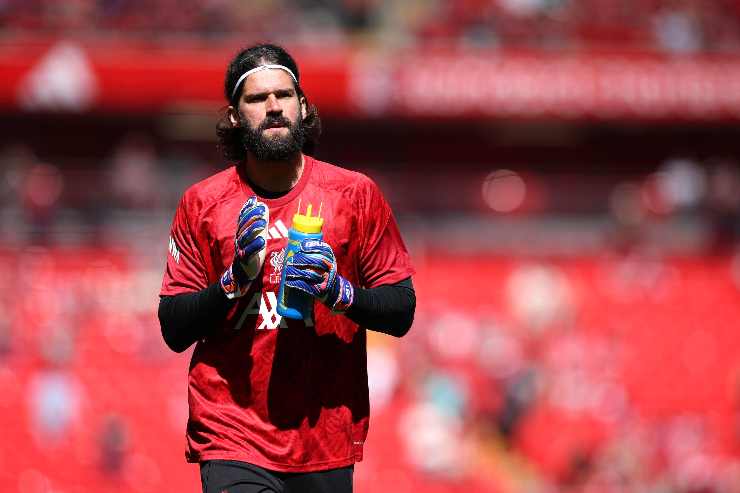 Alisson Becker applaude