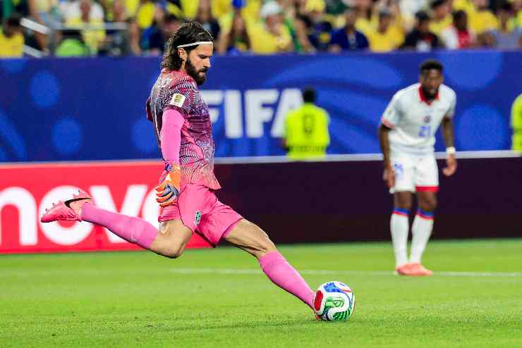 Alisson Becker durante un rilancio con la maglia del Brasile