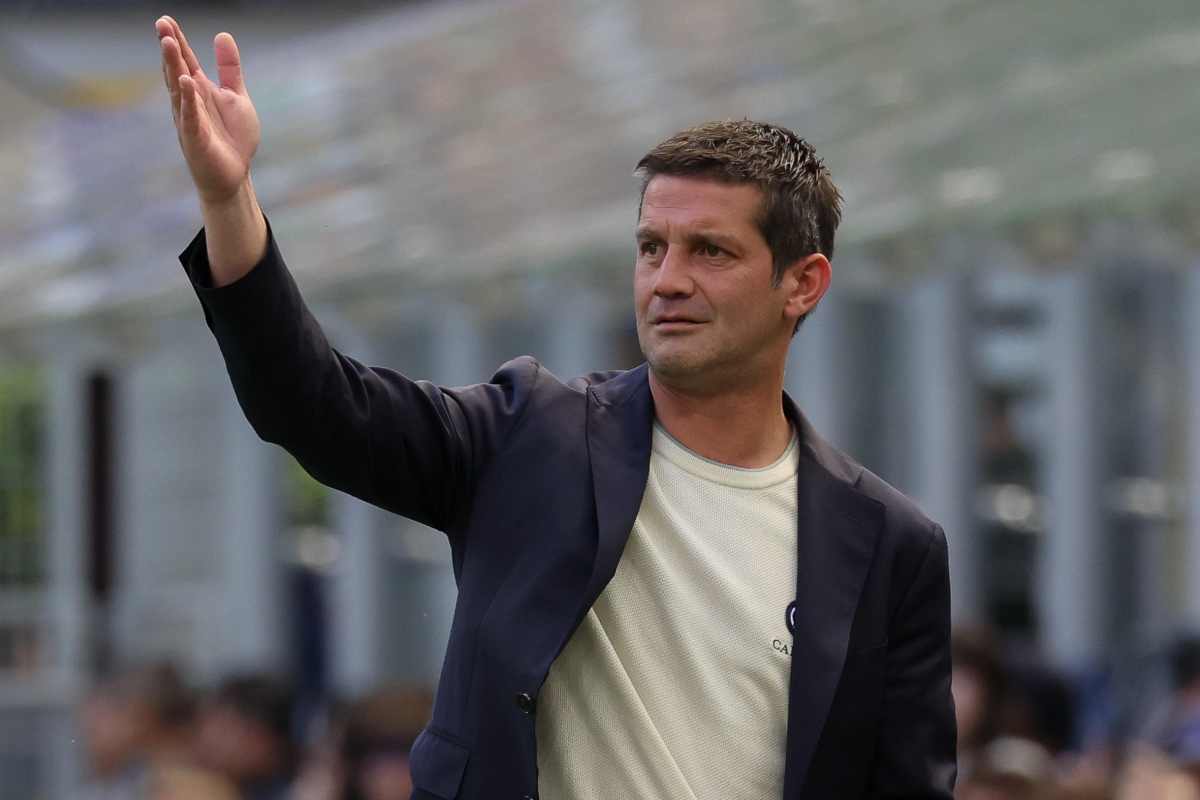 Cristian Chivu dà indicazioni in panchina