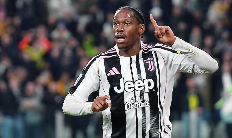 Jonathan David esulta con la maglia della Juve