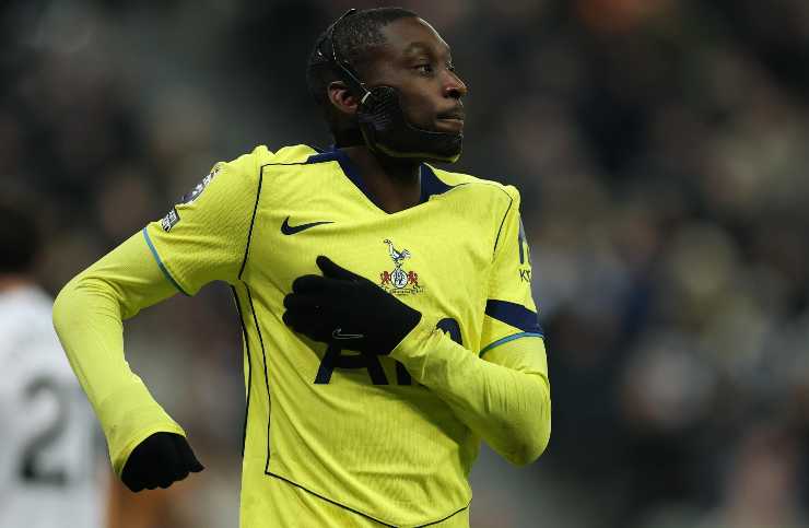 Randal Kolo Muani con la maglia del Tottenham