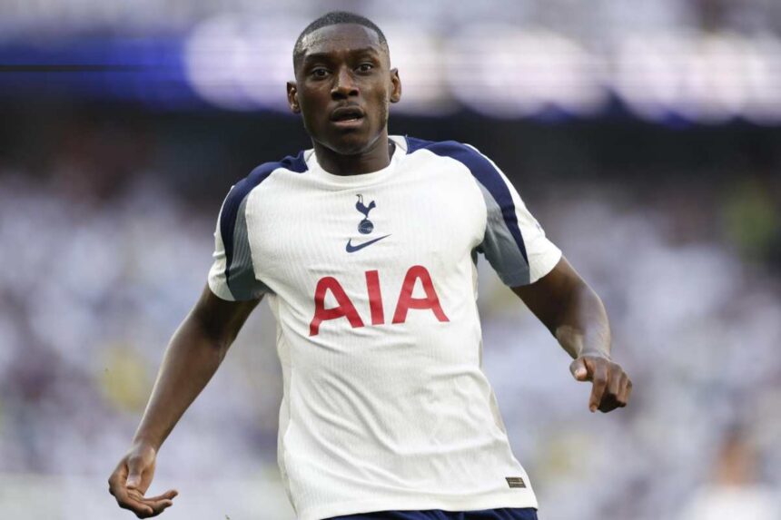 Randal Kolo Muani in azione con la maglia del Tottenham